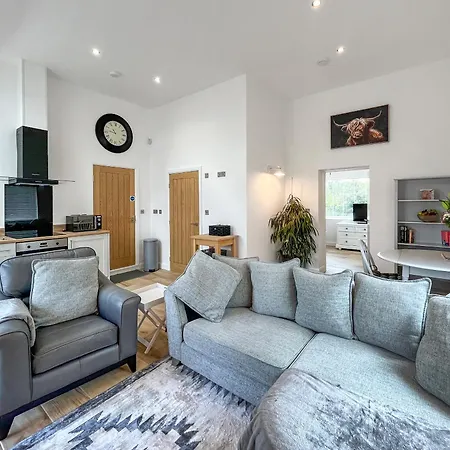 Wyn Shiels Hide Away Ainstable